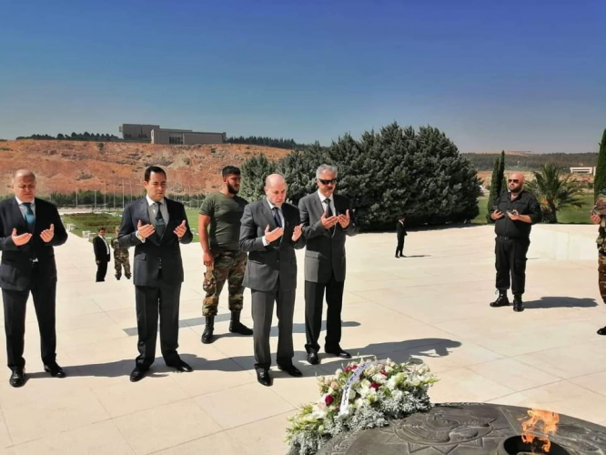  بإسم الرئيس الفلسطيني قاضي قضاة فلسطين يضع اكليلاً من الزهور على صرح شهداء سوريا