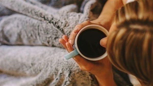 تناول القهوة قبل النوم مباشرة لا يُسبب الأرق