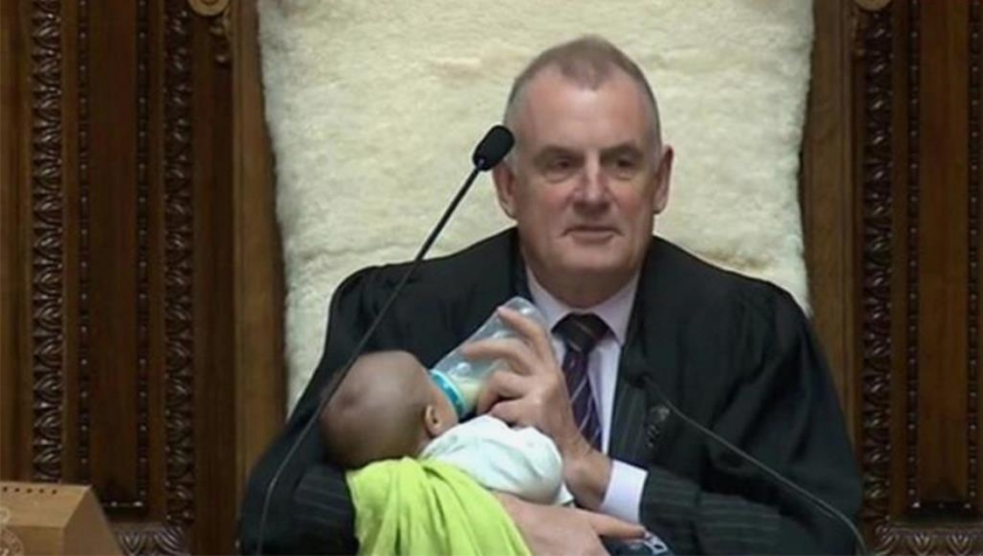 رئيس برلمان نيوزيلندا يرضع طفلا أثناء الجلسة