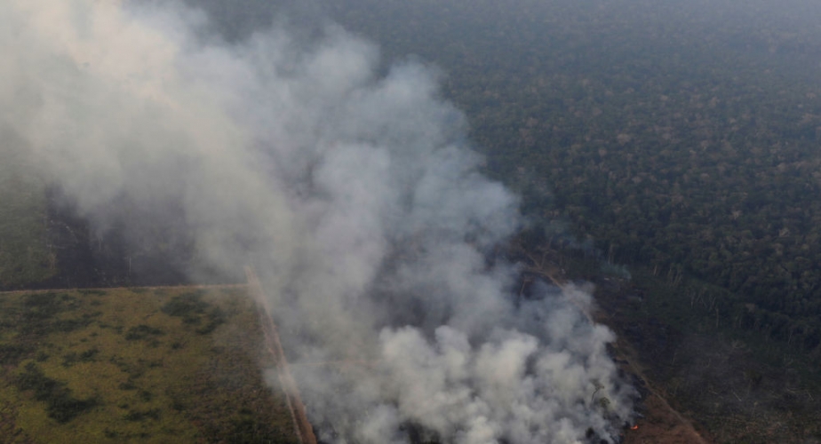 بعد تهديد الاتحاد الأوروبي.. البرازيل ترسل الجيش لمكافحة الحرائق بالأمازون 