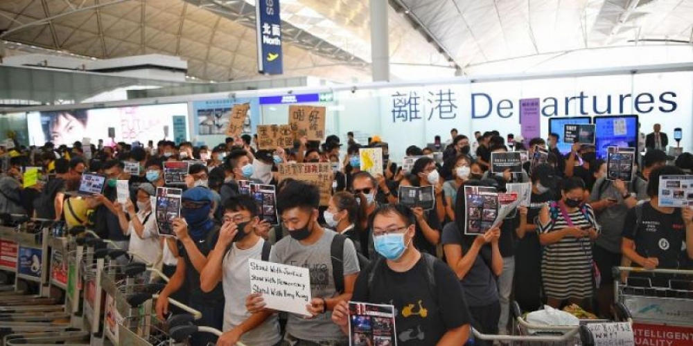 الآلاف يشاركون في احتجاجات هونغ كونغ وإغلاق أربع محطات قطار
