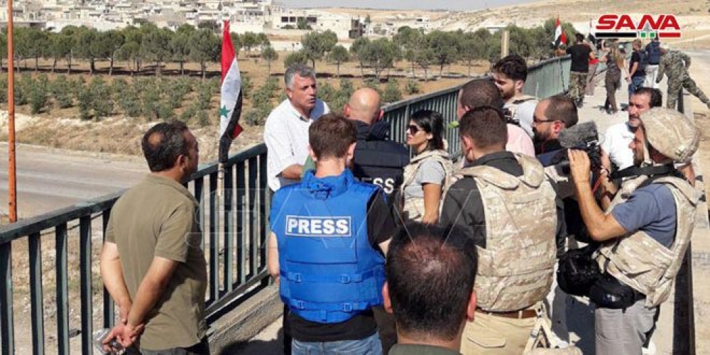 وفد إعلامي روسي وأوروبي يزور مدينة خان شيخون بريف إدلب الجنوبي