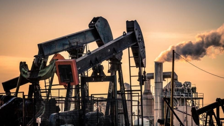النفط يرتفع بعد انخفاض مخزونات الخام الأمريكية بأكثر من المتوقع