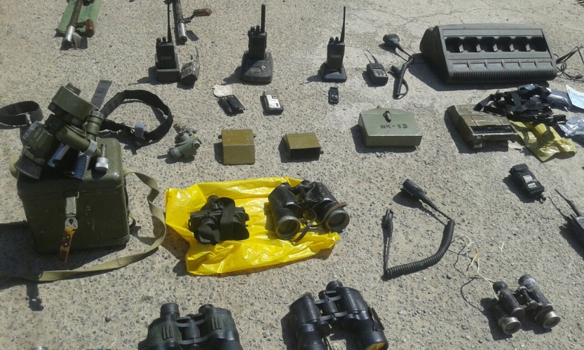 أسلحة وذخائر وأجهزة اتصال وقذائف مضادة للدروع من مخلفات الإرهابيين في جاسم بريف درعا 