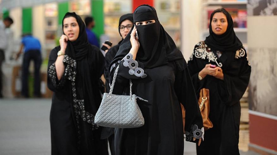  تصريح جدلي من داعية سعودي حول التزام المرأة بالعباءة