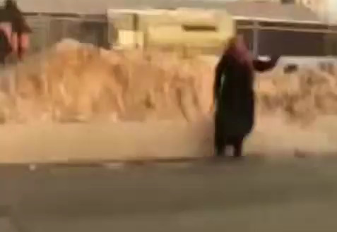 شاهد لحظة اطلاق قوات الاحتلال النار مباشرة على سيدة فلسطينية على حاجز قلنديا ما ادى الى استشهادها