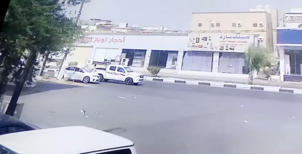 السعودية.. سائق يدهس شابين بكل وحشية عمداً