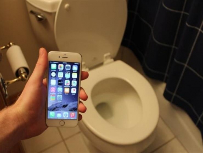  تعرف على مخاطر استخدام الهاتف الذكي في الحمام