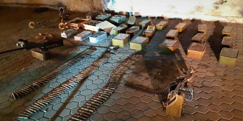أسلحة وذخيرة متنوعة من مخلفات الإرهابيين في قرية كفرنبودة بريف حماة