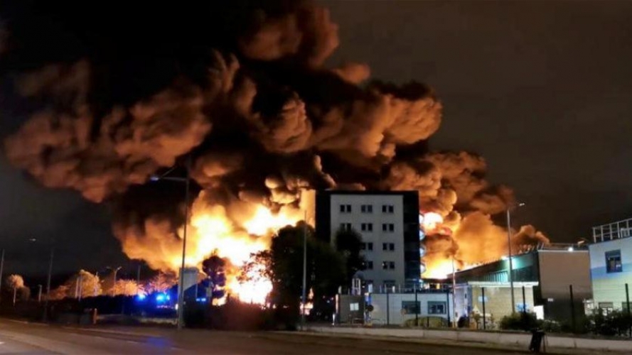إخماد حريق مصنع المواد الكيميائية في روان في فرنسا