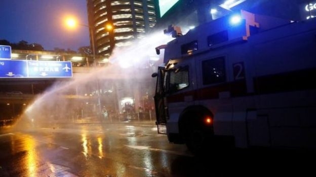 اتساع نطاق الاشتباكات في هونغ كونغ وسط اطلاق الشرطة قنابل الغاز