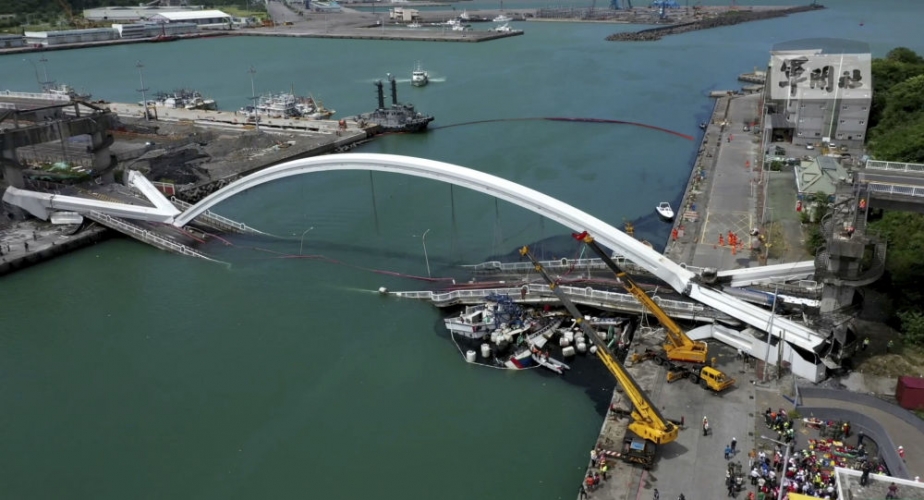 بالفيديو : انهيار مروع لجسر معلق فوق قوارب في تايوان