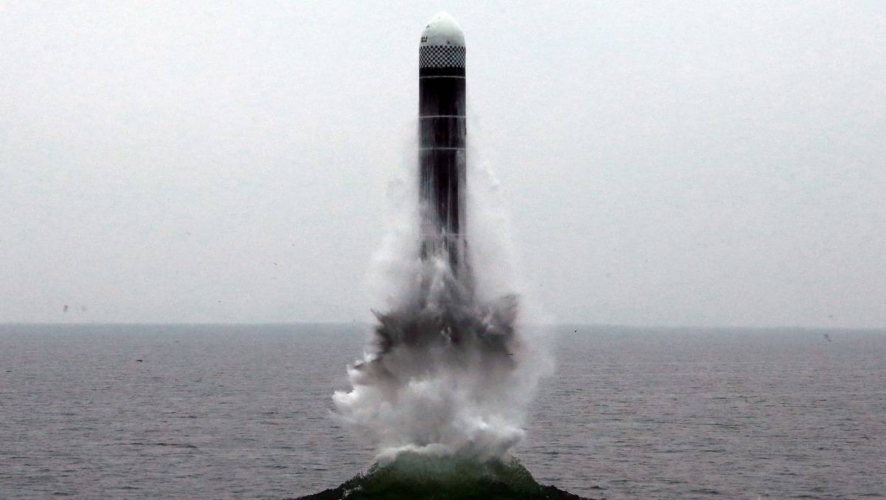 كوريا الشمالية تطلق بنجاح صاروخا باليستيا جديدا من غواصة