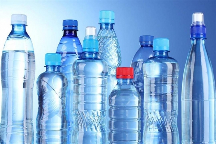 تحذير صارخ بضرورة تنظيف زجاجات المياه لدرء خطرها
