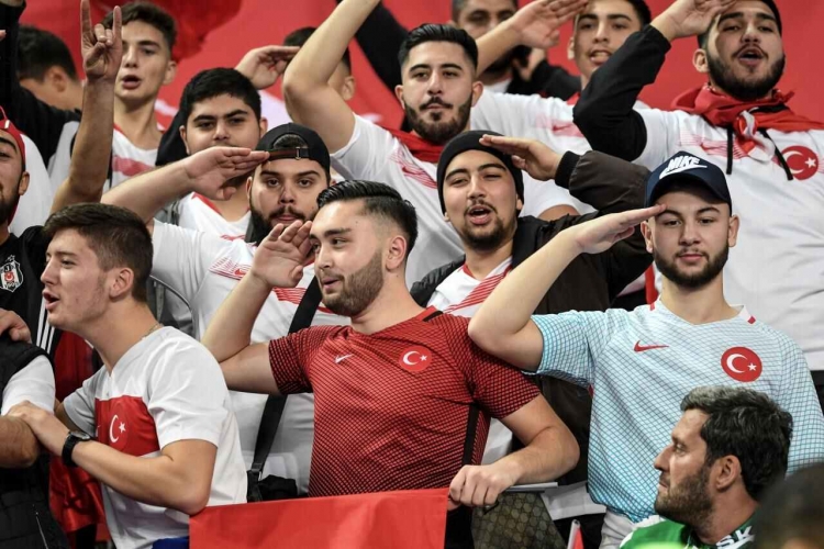 لاعبو تركيا يثيرون غضبا في أوروبا بسبب احتفال 
