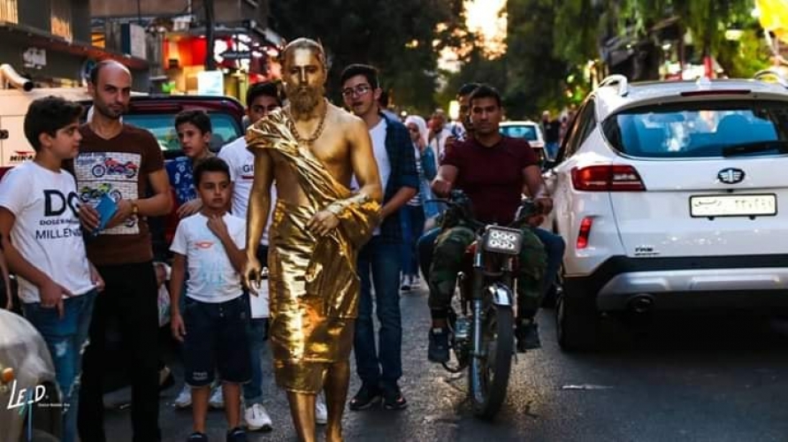  ظهور للرجل الذهبي يمشي في شوارع دمشق.. 