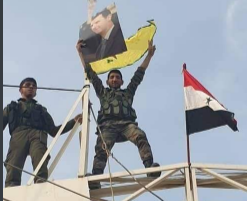 رفع العلم السوري و صور السيد الرئيس على المعبر الحدودي مع تركيا في عين عرب