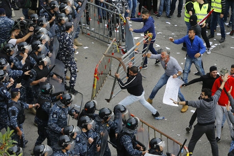 لبنان:  تراشق بالحجارة بين المتظاهرين في ساحة رياض الصلح والأمن يتدخل