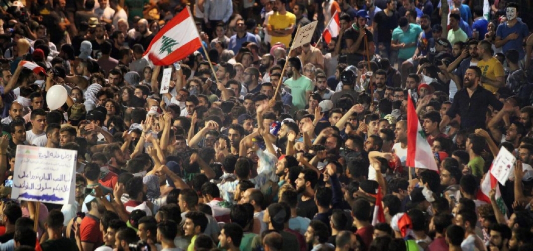 الجيش اللبناني يدعو المتظاهرين إلى فتح الطرق.. التظاهرات مصانة في الساحات العامة فقط