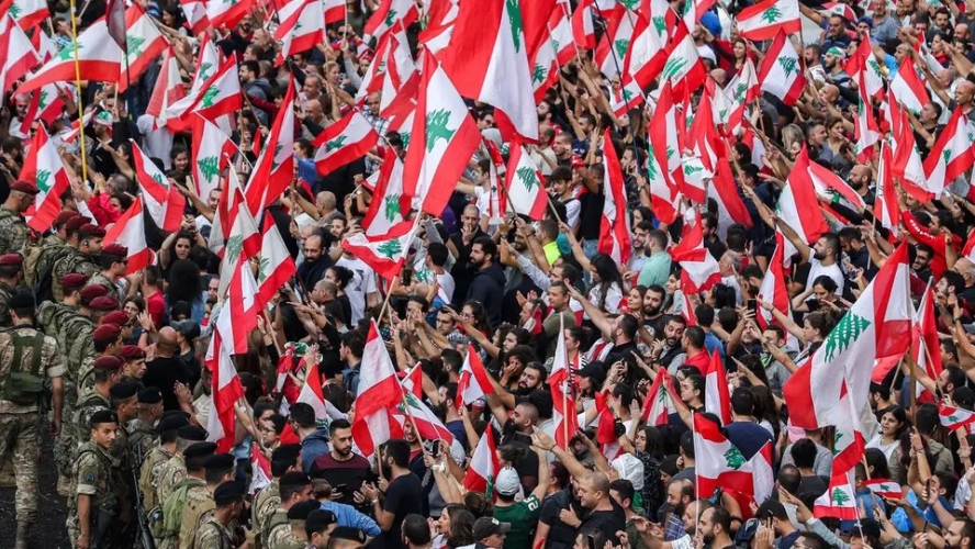 إعادة قطع طرقات في بيروت ومناطق لبنانية أخرى ودعوات للاضراب العام وتعطيل حركة المرافق العامة والخاصة