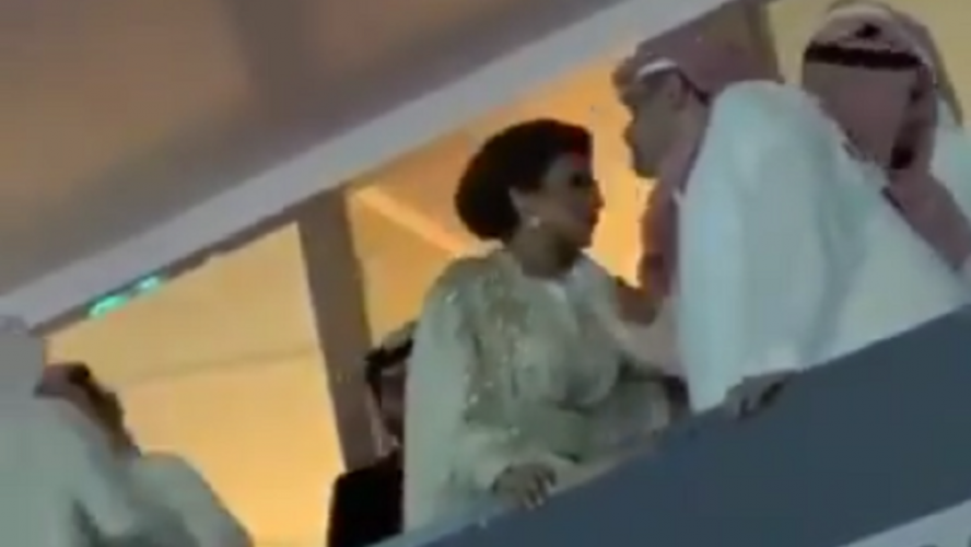 ضجة اعلامية بسبب تقبيل أمير سعودي لأصالة نصري!