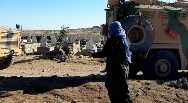  بالفيديو ... الاطفال و النساء و الشبان يرشقون السيارات العسكرية التركية بالحجارة
