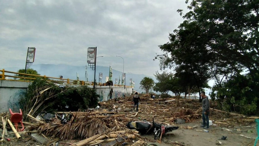 زلزال بشدة 7.4 يضرب سواحل إندونيسيا و تحذير من تسونامي   