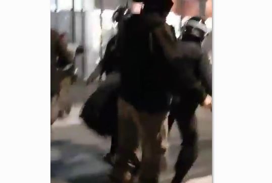  بالفيديو شاهد وحشية الشرطة الفرنسية و هي تسحب الفتيات من شعرهن الى المعتقل