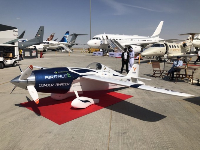 ازاحة الستار عن أول طائرة سباق كهربائية في معرض دبي للطيران