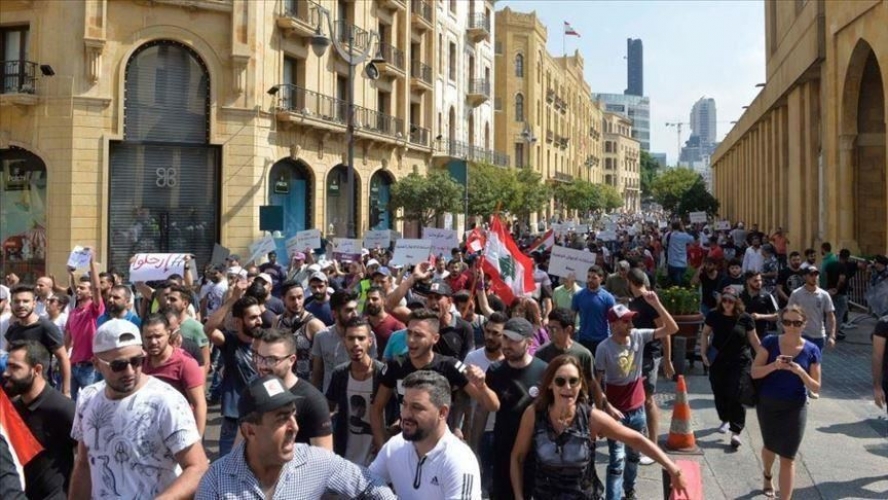 وسط اجراءات أمنية مشددة المحتجون اللبنانيون يقفلون مداخل المجلس النيابي لمنع النواب من الوصول إليه 