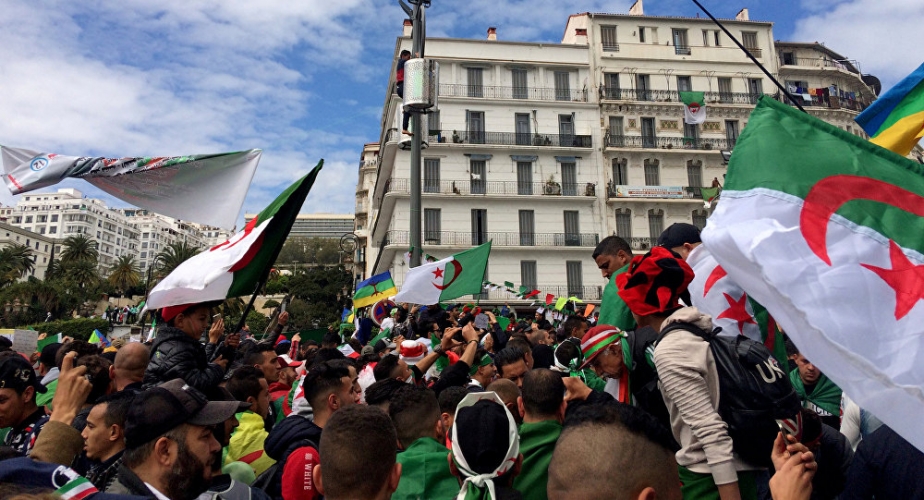 الجزائريون يواصلون تنظيم المسيرات مع تصاعد الاحتجاجات قبل الانتخابات
