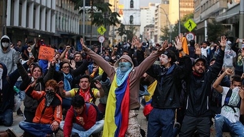 الآلاف يحتشدون بشوارع كولومبيا.. وحظر للتجوال في العاصمة بوغوتا