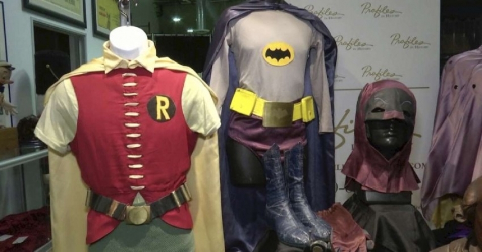 ملابس باتمان وصديقه روبين الأصلية مطروحة للبيع!