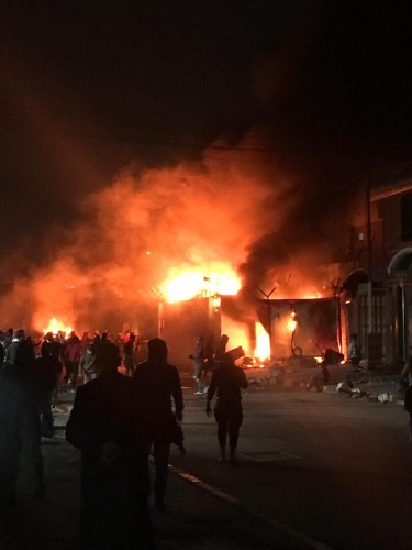 متظاهرون عراقيون يحرقون مبنى القنصلية الإيرانية في النجف
