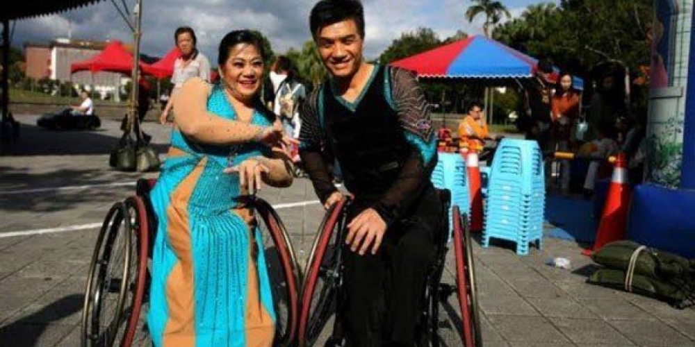  زوجان تايوانيان جمعهما الرقص على الكراسي المتحركة
