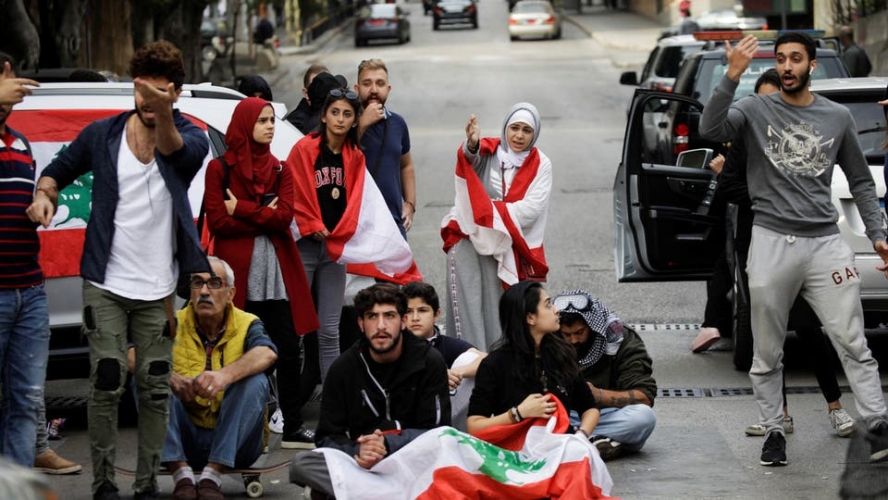  لبنان: إصابة عسكريين جراء رشق المتظاهرين للحجارة باتجاه الجيش