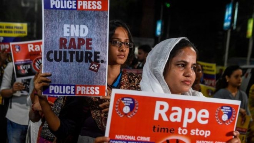  إحراق امرأة في الطريق إلى المحكمة لتجريم مغتصبيها 