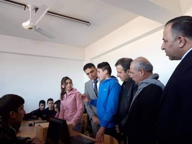  بتوجيه من الرئيس الأسد  العزب يكرم طلاب طبقوا طابعة ليزرية  في بيت عانا بريف جبلة 