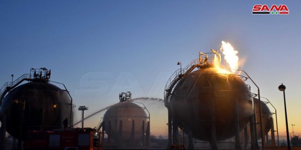  وزير النفط: السيطرة على الحريق جراء الاعتداء الإرهابي في مصفاة حمص.. والبدء بأعمال الصيانة في المنشآت المتضررة 