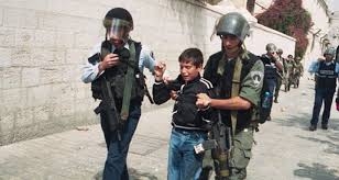 العدو الاسرائيلي ينفذ حملة دهم واعتقال في العيسوية بالقدس المحتلة و يعتقل طفلاً في الخليل   