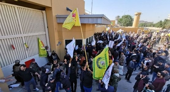 احتجاجات قرب السفارة الأمريكية في بغداد للتنديد بالضربات الجوية