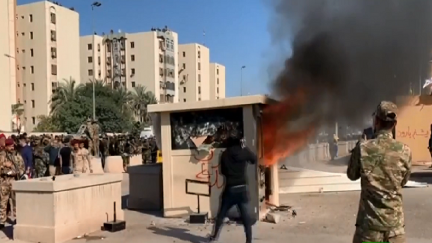 فيديو.. لحظة اقتحام محيط السفارة الأمريكية في بغداد 