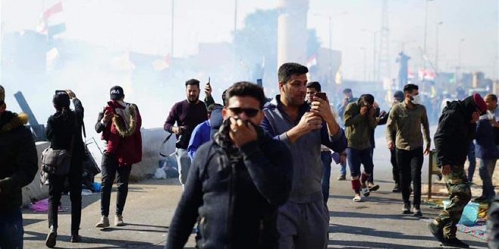 تواصل الاعتصام أمام السفارة الأمريكية في بغداد لليوم الثاني تنديداً بالعدوان الأمريكي على مقار الحشد الشعبي
