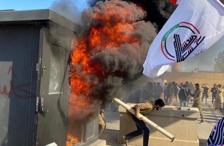 إصابات بين المحتجين بمحيط السفارة الأمريكية وسط بغداد