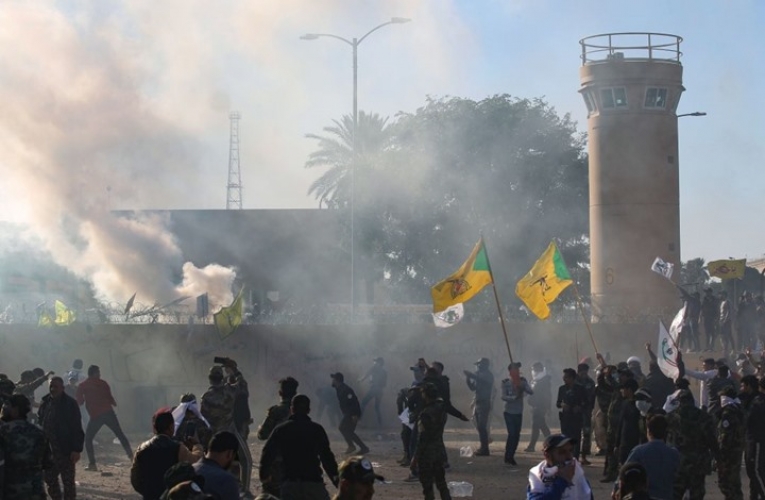 الحشد الشعبي يستجيب لقرار الحكومة العراقية و ينهي اعتصامه أمام السفارة الأمريكية 