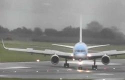 بالفيديو: طيار ينفذ هبوطا مذهلا في مطار بريستول رغم الأحوال الجوية السيئة