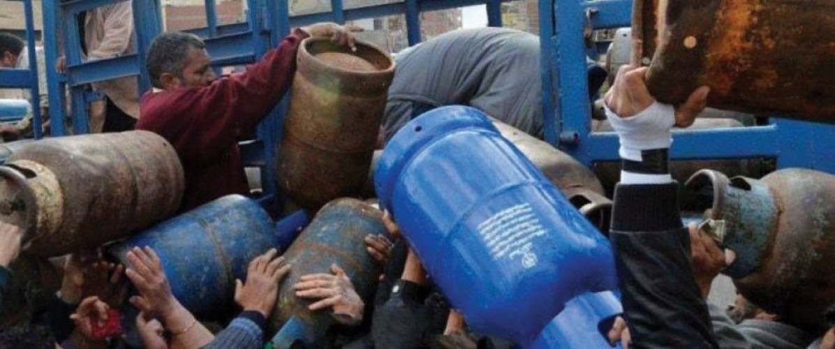 في حمص.. مواطنون لم يحصلوا على الغاز منذ أكثر من 50 يوماً.. والأسطوانة في السوق السوداء بـ10 آلاف ليرة