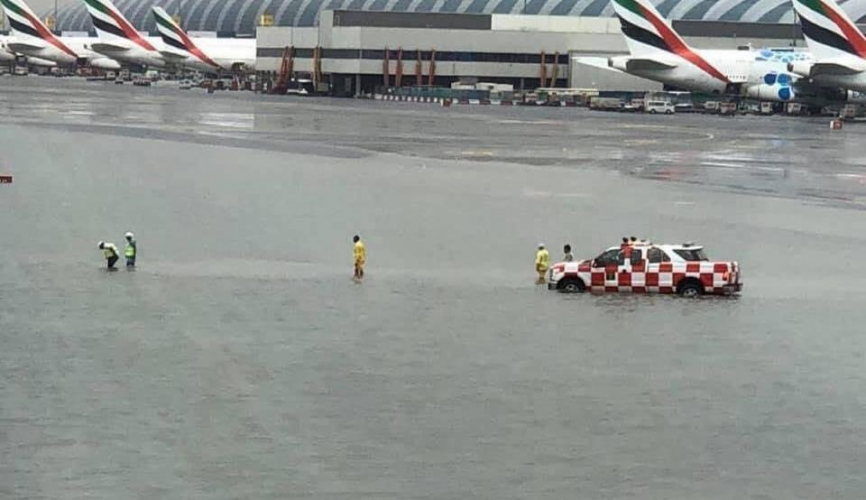 بالصور .. إغلاق مطار دبي بعد تحوله الى بحيرة