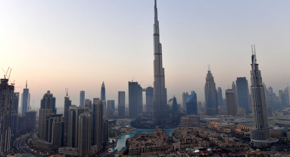 بالصورة: صاعقة تضرب أعلى ناطحة سحاب في الإمارات
