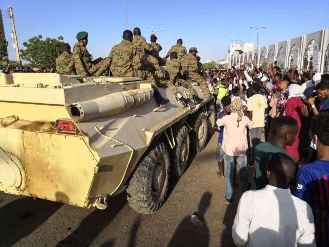 وسط اشتباكات الجيش يستقدم دبابات الى الخرطوم و متمردي المخابرات يسيطرون على حقول نفط   